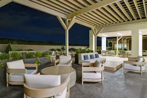 Courtyard Hamilton 5