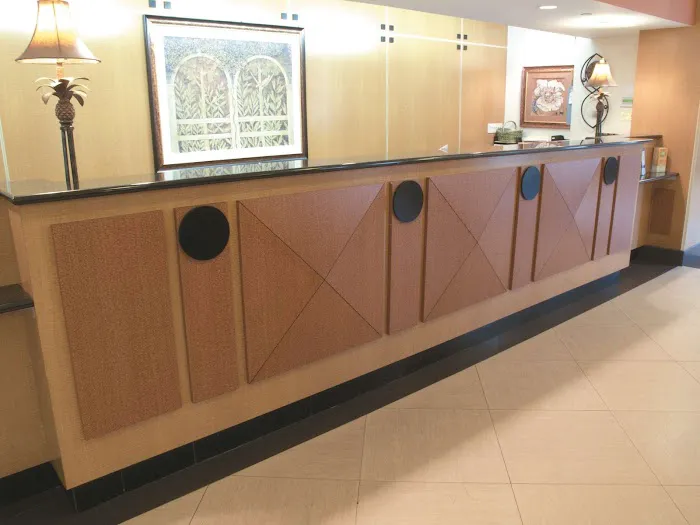La Quinta Inn & Suites by Wyndham Islip - MacArthur Airport 4