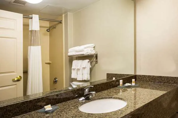 La Quinta Inn & Suites by Wyndham Islip - MacArthur Airport 4
