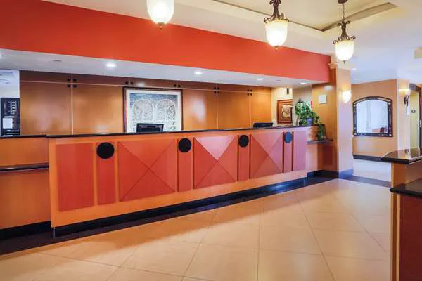 La Quinta Inn & Suites by Wyndham Islip - MacArthur Airport 4