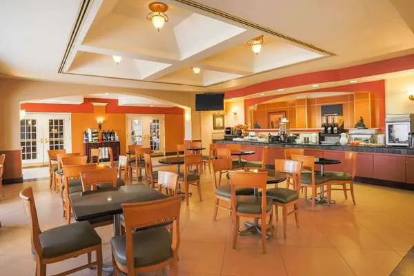 La Quinta Inn & Suites by Wyndham Islip - MacArthur Airport 4