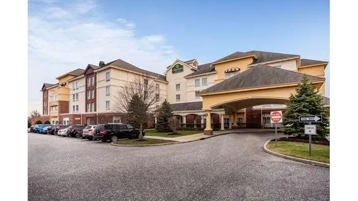 La Quinta Inn & Suites by Wyndham Islip - MacArthur Airport 4