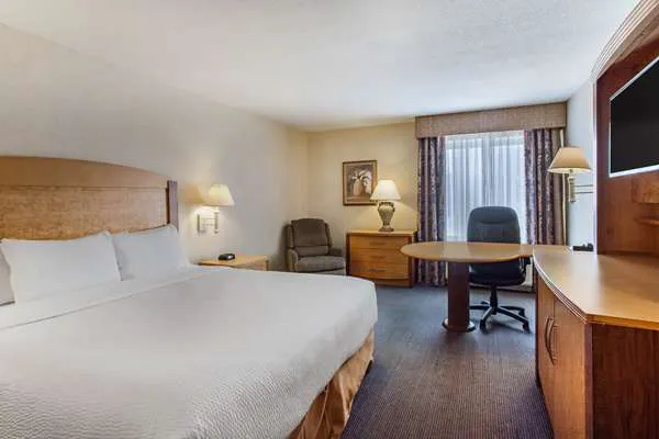 La Quinta Inn & Suites by Wyndham Islip - MacArthur Airport 4