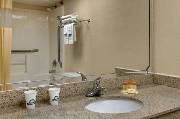 Days Inn by Wyndham Hillsborough 4