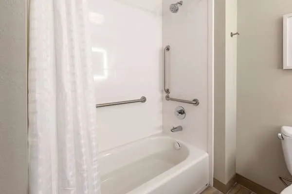 La Quinta Inn & Suites by Wyndham Middletown-Goshen 4