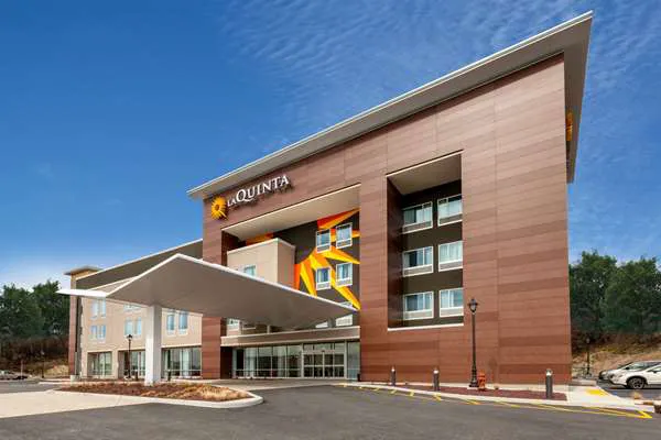 La Quinta Inn & Suites by Wyndham Middletown-Goshen 4