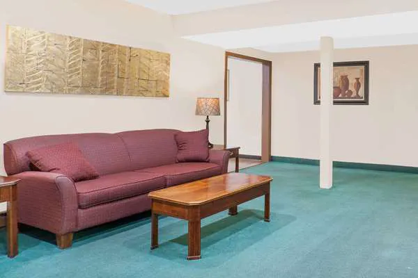 Super 8 by Wyndham Middletown 4