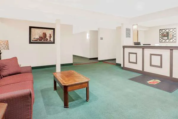 Super 8 by Wyndham Middletown 4