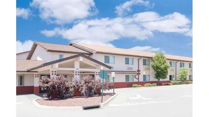 Super 8 by Wyndham Middletown 4