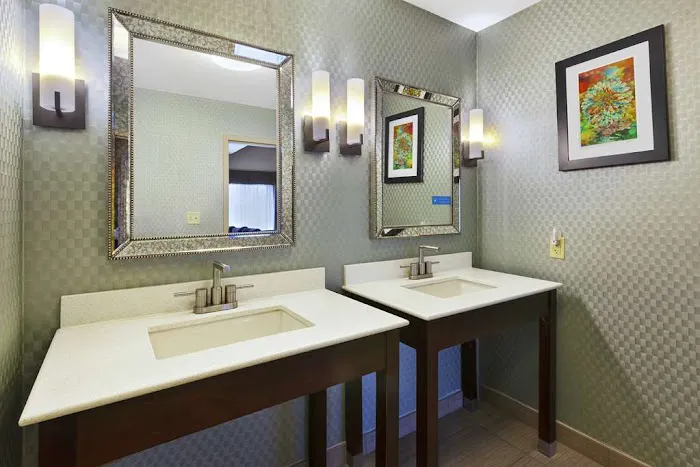 Hampton Inn Clinton 4