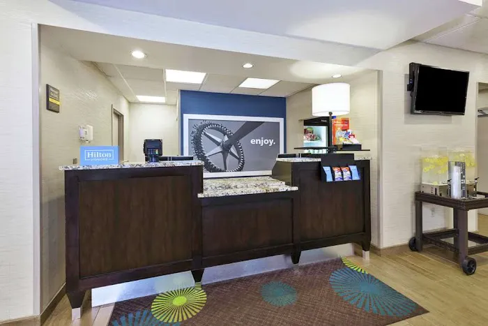 Hampton Inn Clinton 4
