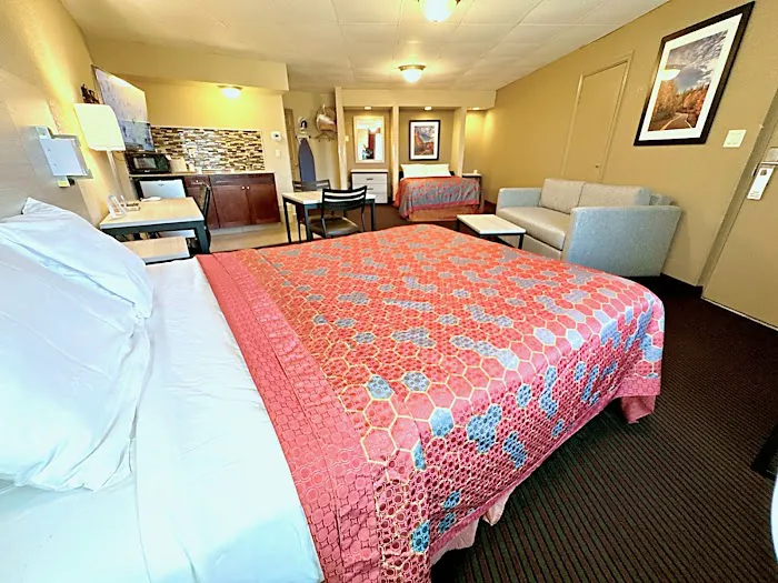Travel Inn & Suites 4