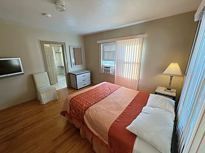 Travel Inn & Suites 4