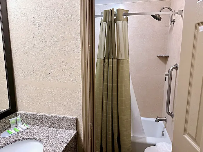 Travel Inn & Suites 4
