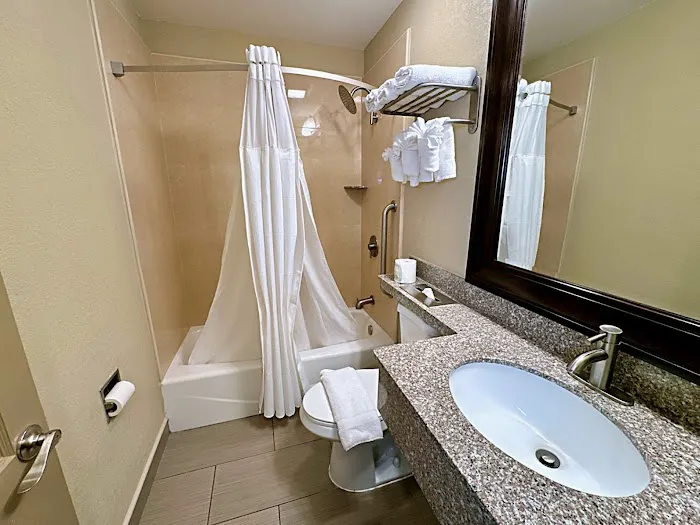 Travel Inn & Suites 4