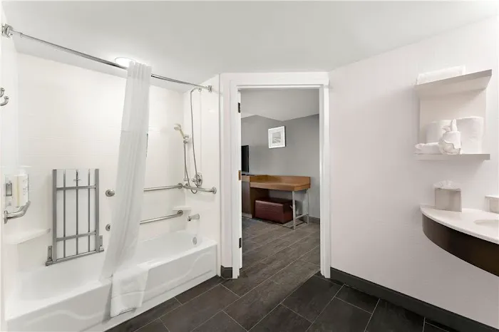 Hampton Inn & Suites Newtown 4