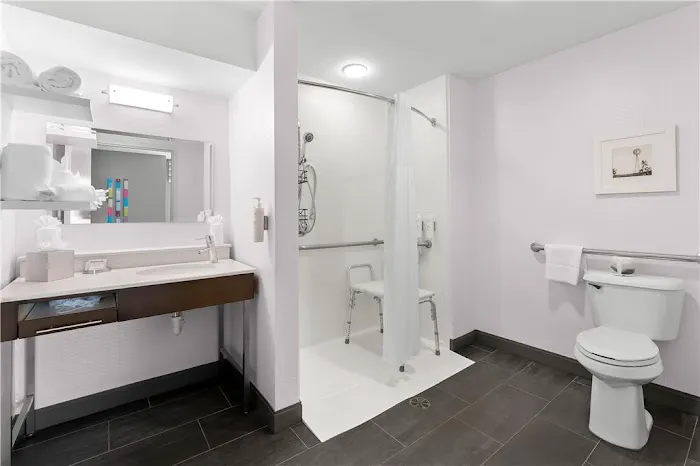 Hampton Inn & Suites Newtown 4