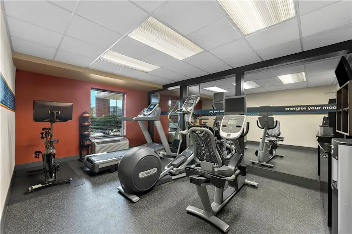 Hampton Inn & Suites Newtown 4