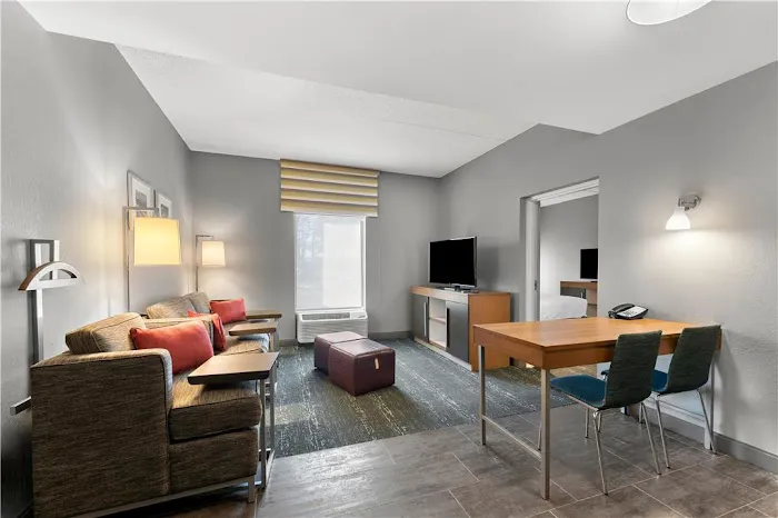 Hampton Inn & Suites Newtown 4