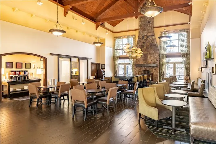 Hampton Inn & Suites Newtown 4