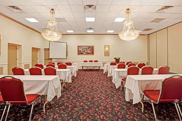 Ramada by Wyndham Flemington 4