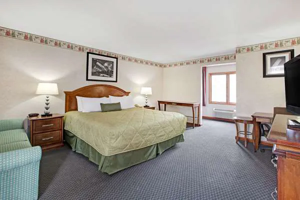 Ramada by Wyndham Flemington 4