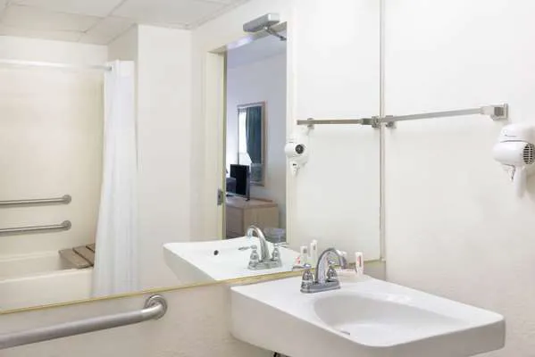 Howard Johnson by Wyndham Newburgh/West Point 4