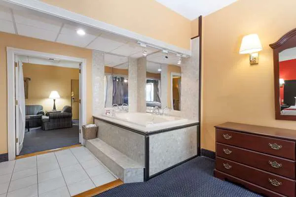 Ramada by Wyndham Newburgh/West Point 4