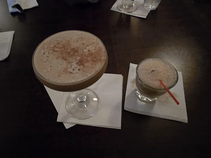 Dean Casmirri's Colonial Inn 4