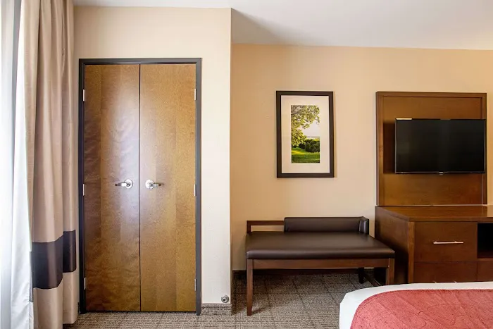 Comfort Suites Fishkill near Interstate 84 4