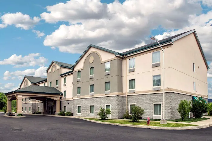 Quality Inn & Suites Fishkill South near I-84 4