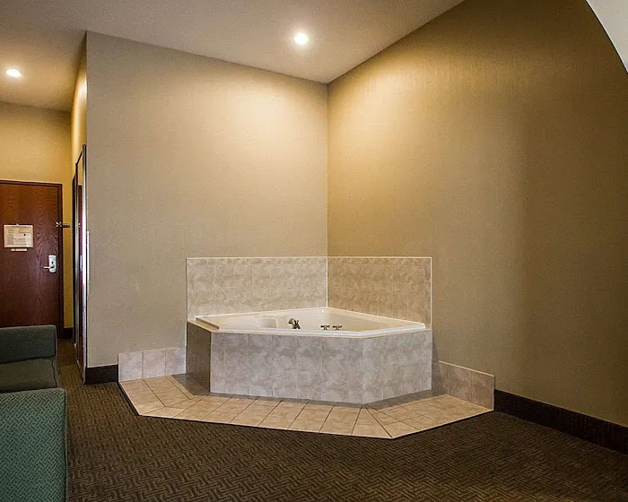 Quality Inn & Suites Fishkill South near I-84 4