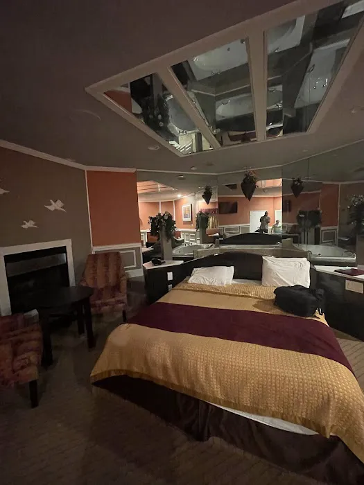 Inn of the Dove at Bensalem-Jacuzzi & Fireplace Suites 4