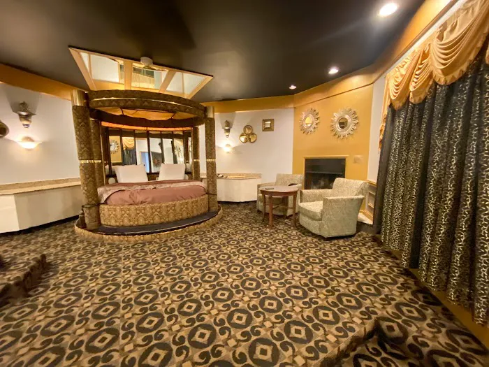 Inn of the Dove at Bensalem-Jacuzzi & Fireplace Suites 4