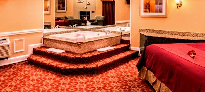 Inn of the Dove at Bensalem-Jacuzzi & Fireplace Suites 4