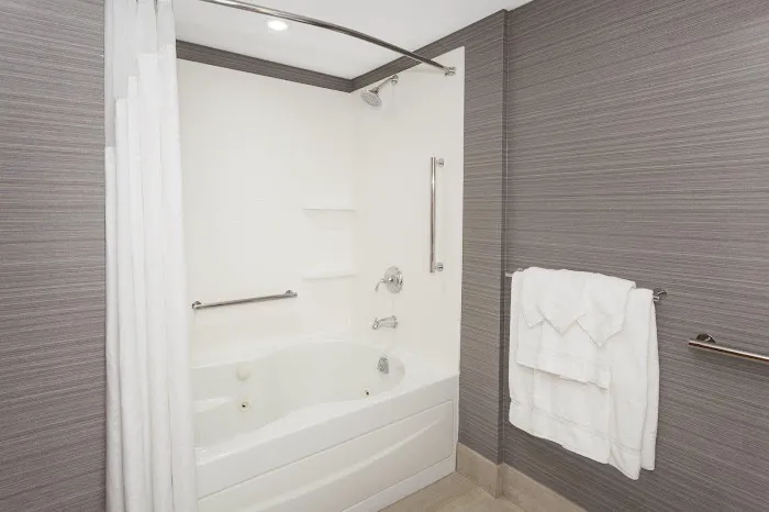 Holiday Inn Express & Suites Long Island-East End by IHG 4