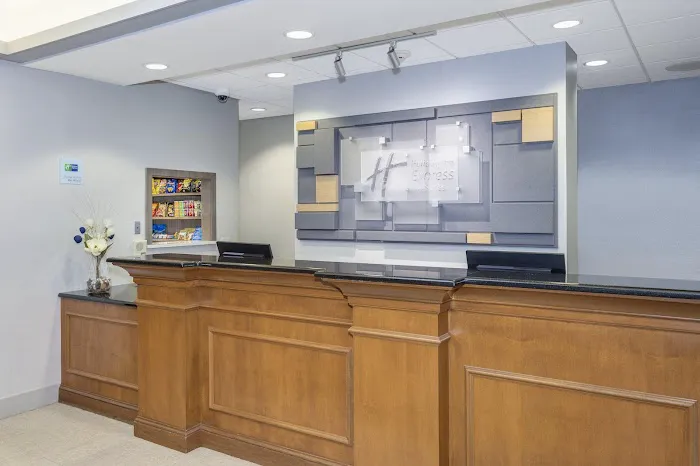 Holiday Inn Express & Suites Long Island-East End by IHG 4