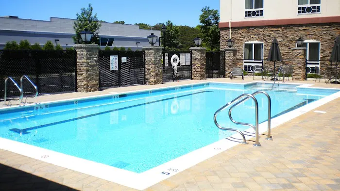 Holiday Inn Express & Suites Long Island-East End by IHG 4