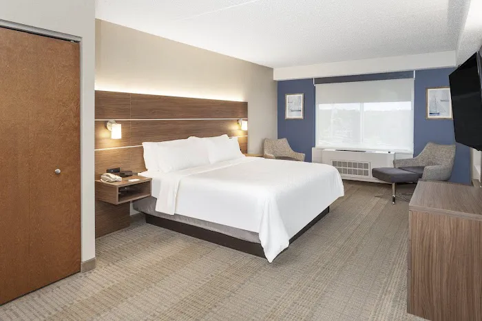 Holiday Inn Express & Suites Long Island-East End by IHG 4