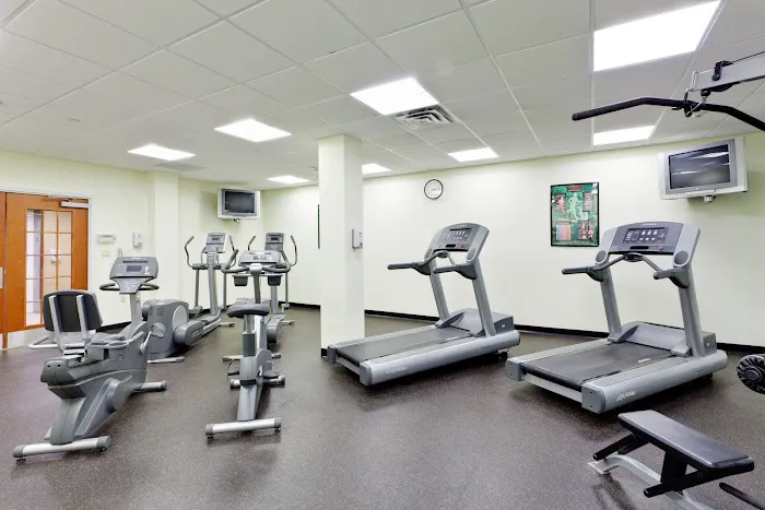 Holiday Inn Express & Suites Long Island-East End by IHG 4
