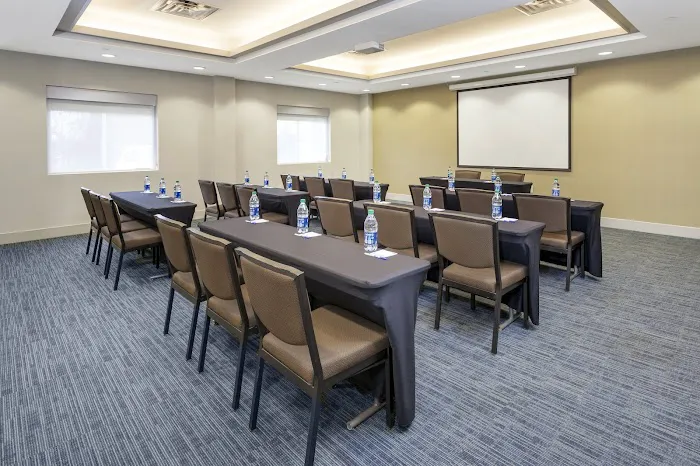 Holiday Inn Express & Suites Long Island-East End by IHG 4
