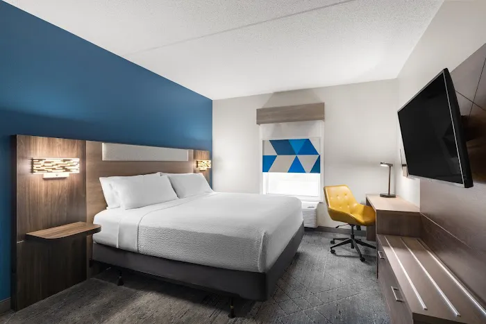 Holiday Inn Express & Suites Danbury - I-84, an IHG Hotel 4