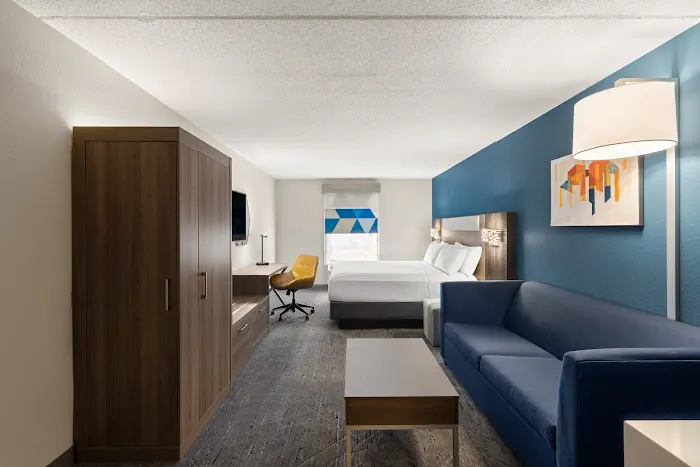 Holiday Inn Express & Suites Danbury - I-84, an IHG Hotel 4