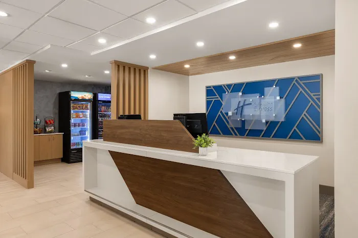 Holiday Inn Express & Suites Danbury - I-84, an IHG Hotel 4