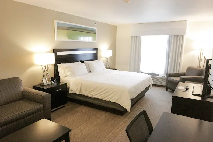 Holiday Inn Express & Suites Montgomery by IHG 4