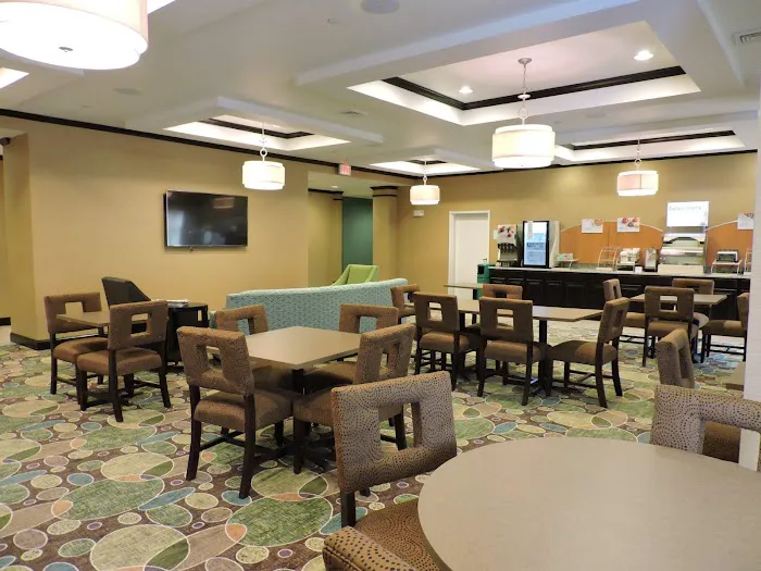 Holiday Inn Express & Suites Montgomery by IHG 4
