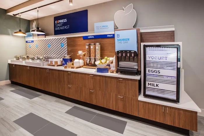 Holiday Inn Express & Suites Montgomery by IHG 4