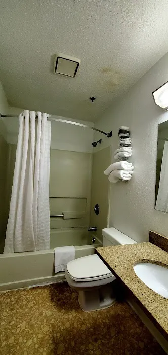 Super 8 by Wyndham Montgomery Maybrook 4