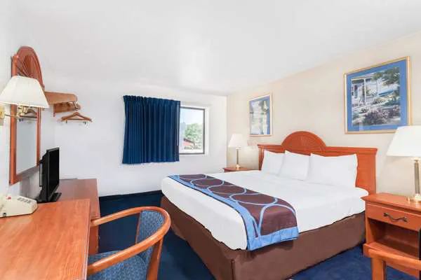 Super 8 by Wyndham Montgomery Maybrook 4