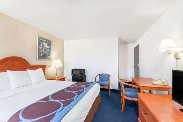 Super 8 by Wyndham Montgomery Maybrook 4